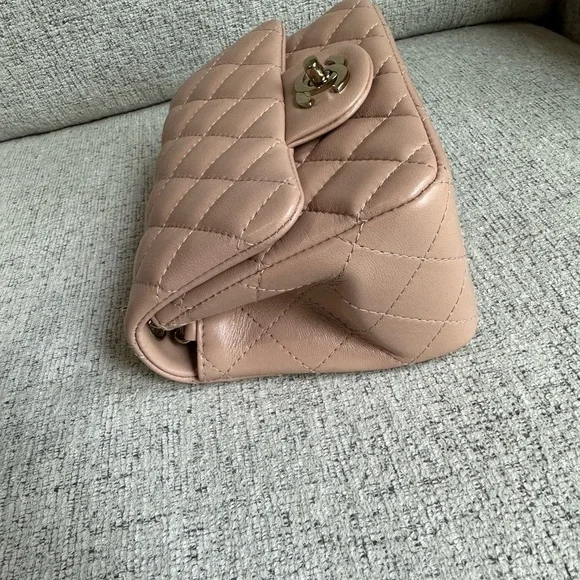 BEAUTIFUL Chanel 21a beige classic mini square - Picture 12 of 13